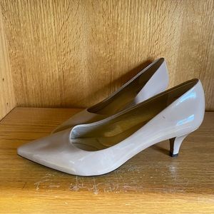 Bandolino Women’s Nude kitten heel pumps. Classic look. Size 6.5. B Flexible.